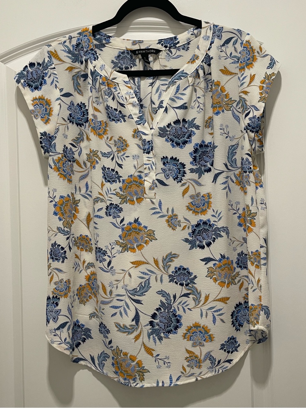 41 Hawthorn White Floral Split-Neck Cap Sleeve Top